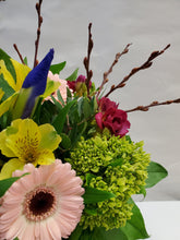 Load image into Gallery viewer, 4-week Intro to Floral Design Workshop: April 27, May 4, 11, and 18, 2024
